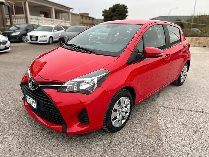 Usata Toyota Yaris Lounge 89 CV (65 kW) 2016 Rosso Berlina