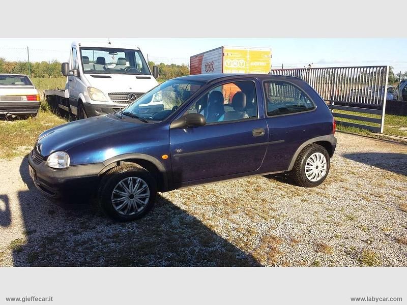 Blu/azzurro Usata 1998 Opel Corsa Tre volumi | 950 € (Buon prezzo) - Immagine 1/4