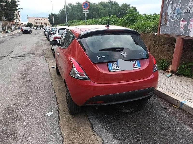 Usata Lancia Ypsilon Silver 69 CV (50 kW) 2023 Rosso Utilitaria