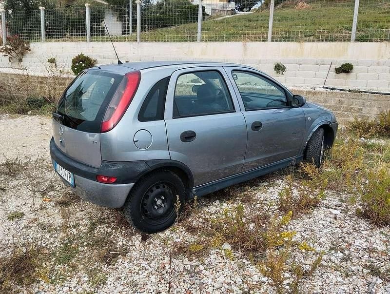 Grigio Usata 2004 Opel Corsa Comfort Tre volumi | 2500 € (Buon prezzo) - Immagine 1/1