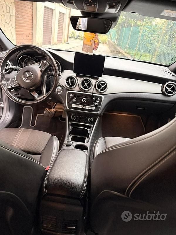 Usata Mercedes GLA180 122 CV (89 kW) 2019 Grigio SUV