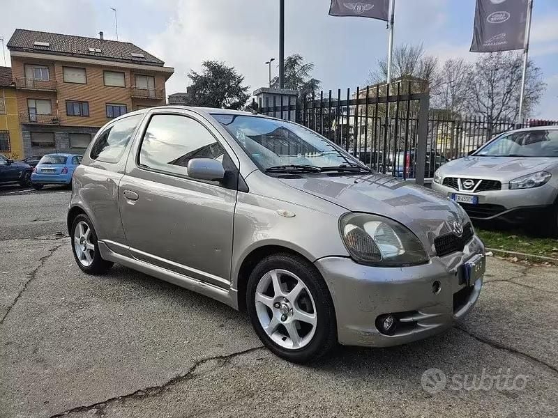 Usata Toyota Yaris Sport 106 CV (77 kW) 2002 Grigio Utilitaria
