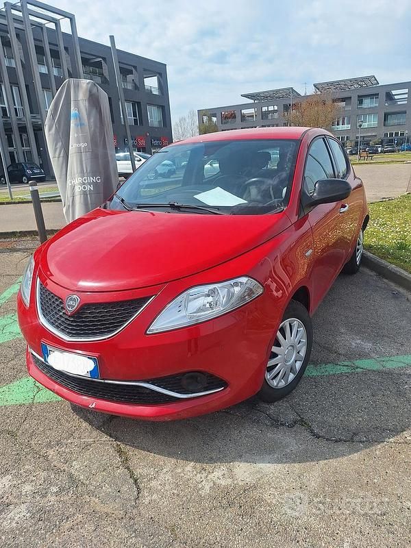 Usata Lancia Ypsilon 95 CV (69 kW) 2016 Rosso Utilitaria