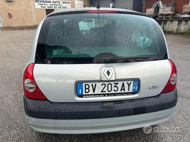 Usata Renault Clio II Expression 98 CV (72 kW) 2001 Grigio Berlina