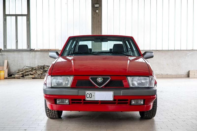 Usata Alfa Romeo 75 148 CV (108 kW) 1989 Rosso Berlina
