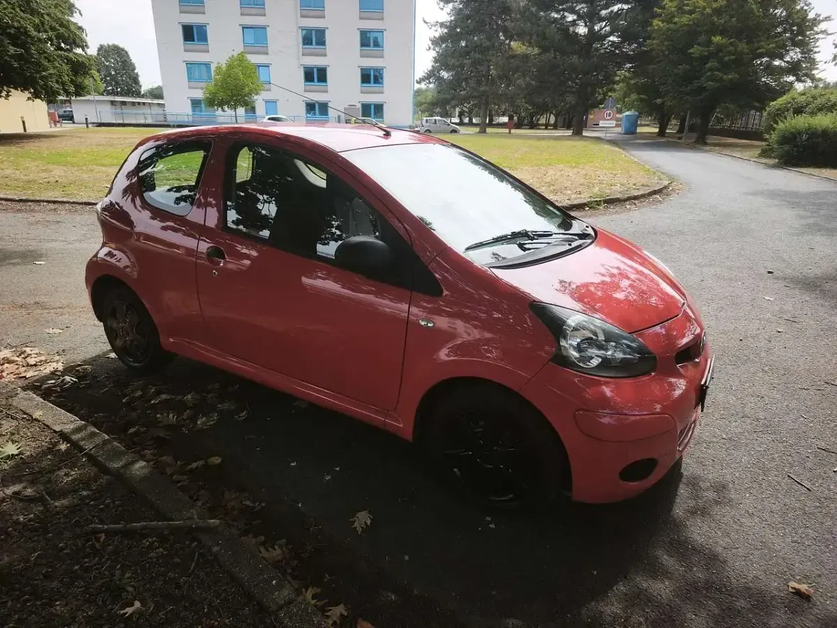 Usata Toyota Aygo Connect Style 68 CV (50 kW) 2012 Rosso Utilitaria