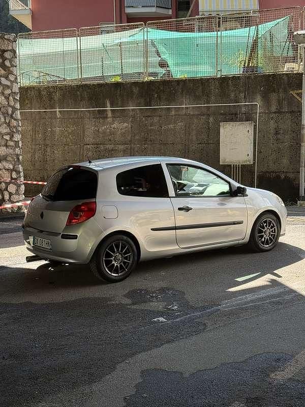 Usata Renault Clio II Dynamique 75 CV (55 kW) 2007 Berlina