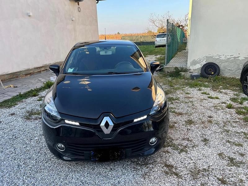 Nero Usata 2014 Renault Clio IV Tre volumi | 3800 € (Buon prezzo) - Immagine 1/4