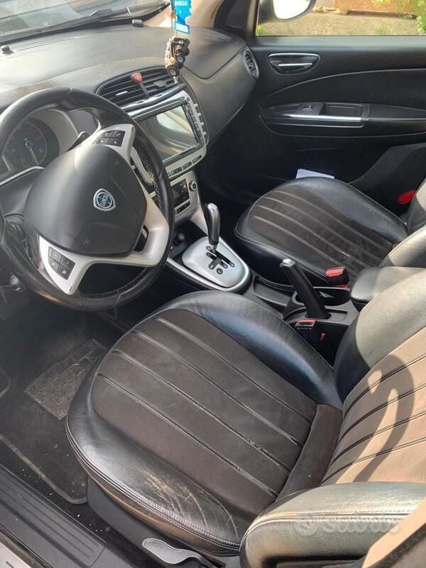 Usata Lancia Delta Platinum 120 CV (88 kW) 2012 Grigio Utilitaria
