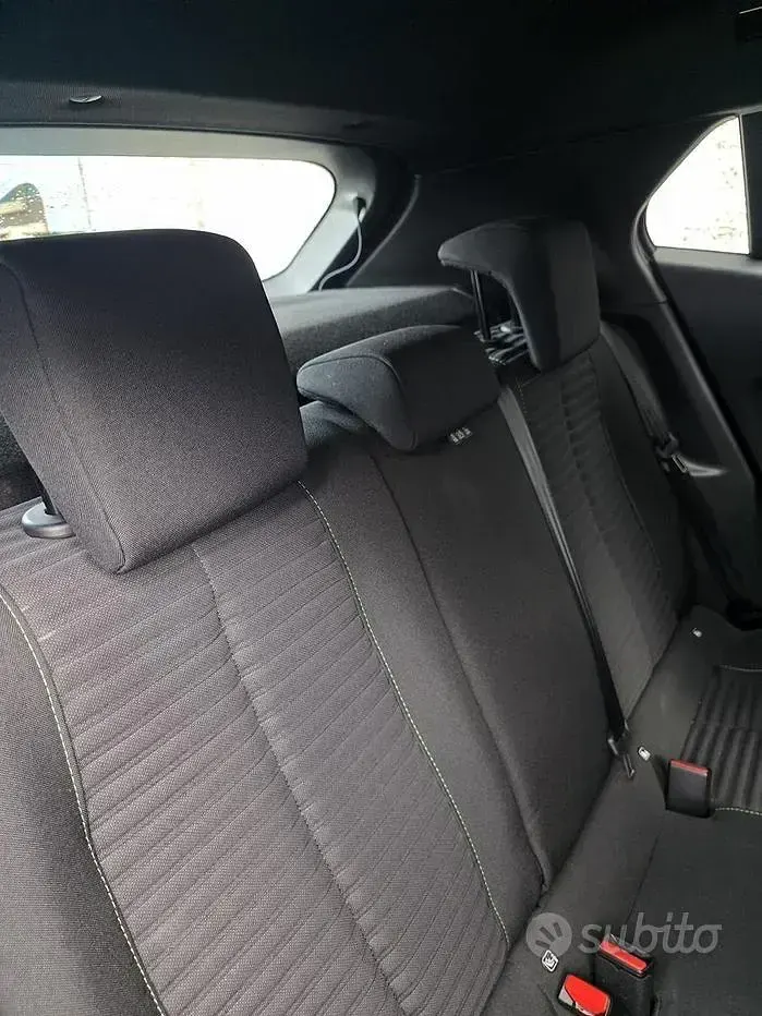 Usata Peugeot 2008 101 CV (74 kW) 2024 Grigio SUV
