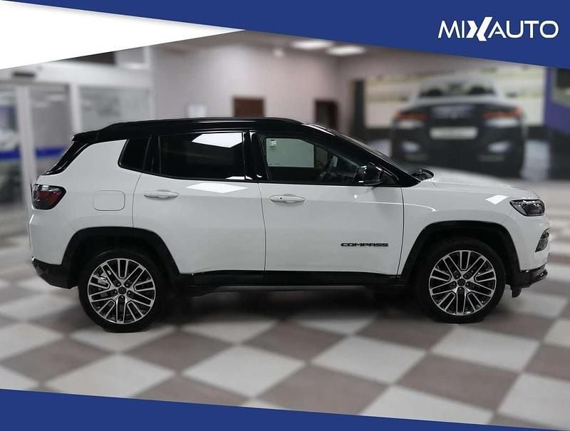 Usata Jeep Compass Summit 131 CV (96 kW) 2025 Bicolore bianco / tetto nero SUV