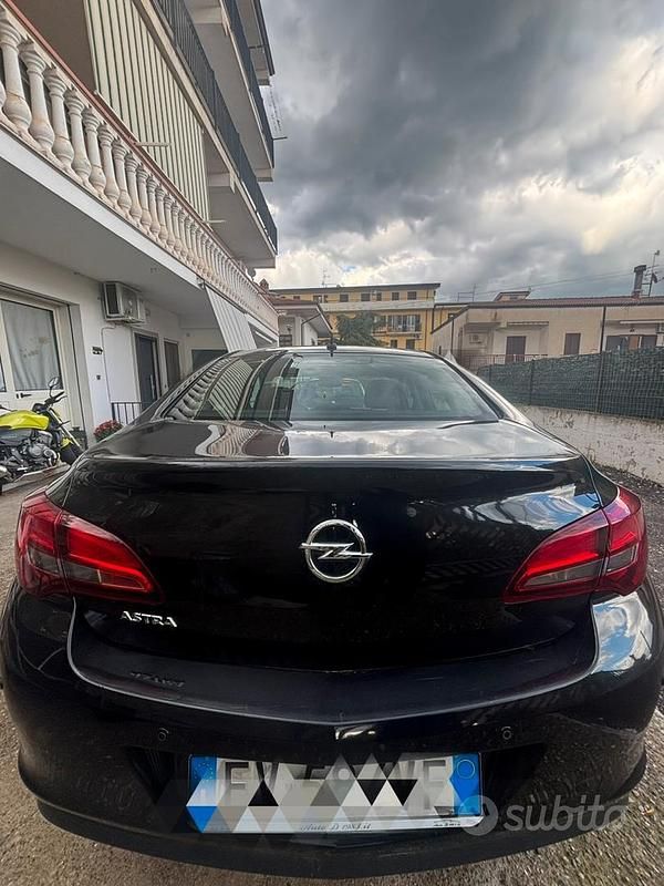 Nero Usata 2014 Opel Astra Tre volumi | 5500 € (Buon prezzo) - Immagine 1/4