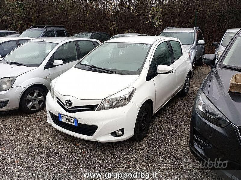 Usata Toyota Yaris Lounge 69 CV (50 kW) 2013 Bianco Berlina