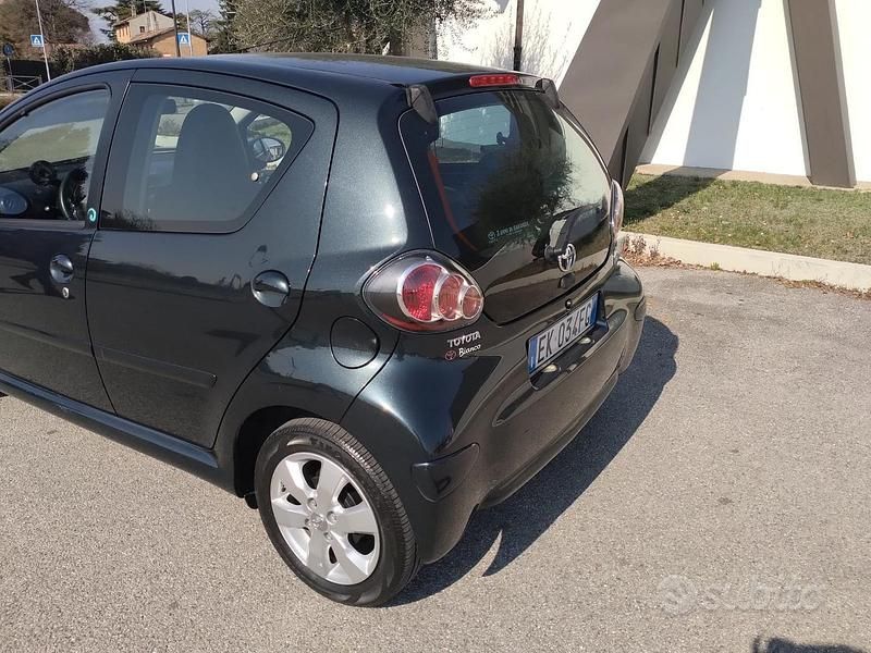 Usata Toyota Aygo Connect Style 68 CV (50 kW) 2011 Verde Utilitaria