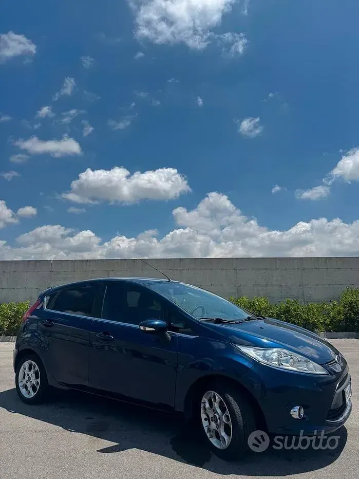 Usata Ford Fiesta Titanium 97 CV (71 kW) 2012 Blu Berlina