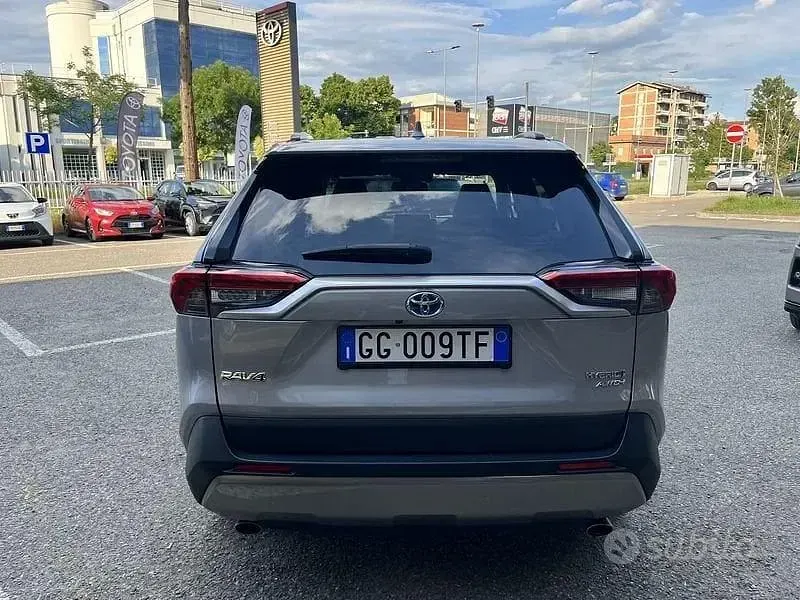 Usata Toyota RAV4 Hybrid 222 CV (163 kW) 2022 Grigio SUV