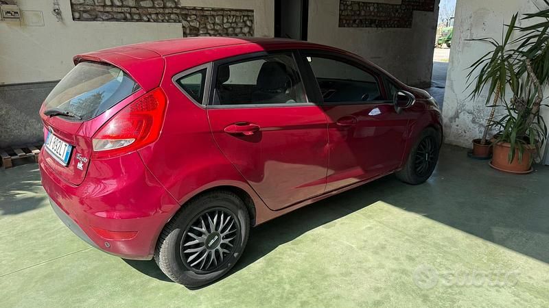 Gebraucht Ford Fiesta Titanium 90 PS (66 kW) 2009 Rot Kleinwagen