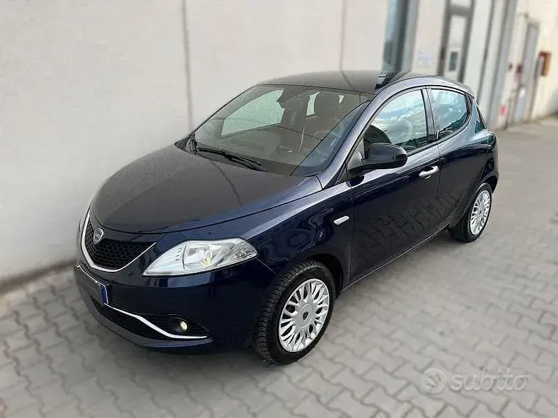 Usata Lancia Ypsilon Gold 69 CV (50 kW) 2017 Blu Utilitaria