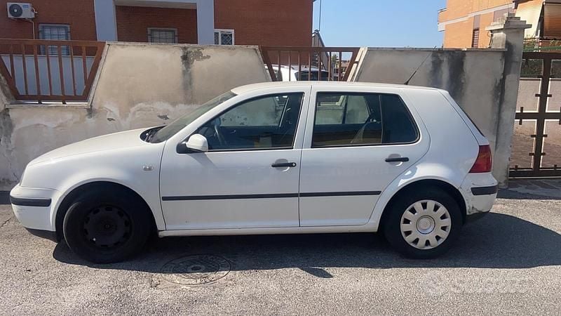 Usata VW Golf IV 105 CV (77 kW) 2001 Bianco Utilitaria