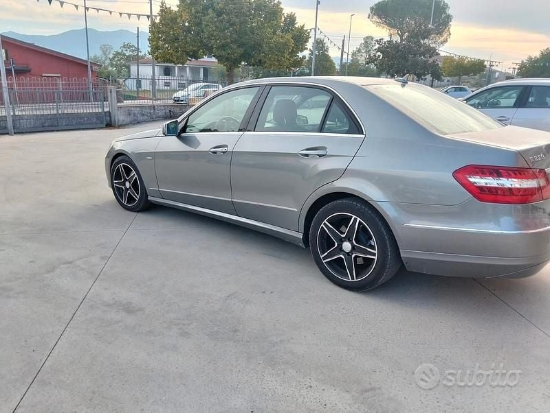 Gebraucht Mercedes E220 170 PS (125 kW) 2010 Grau Limousine