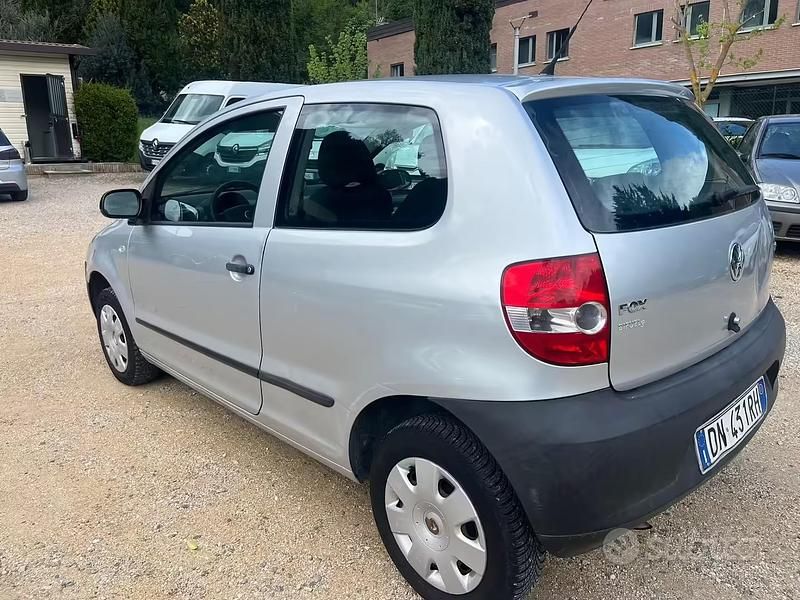 Usata VW Fox 75 CV (55 kW) 2008 Grigio Utilitaria