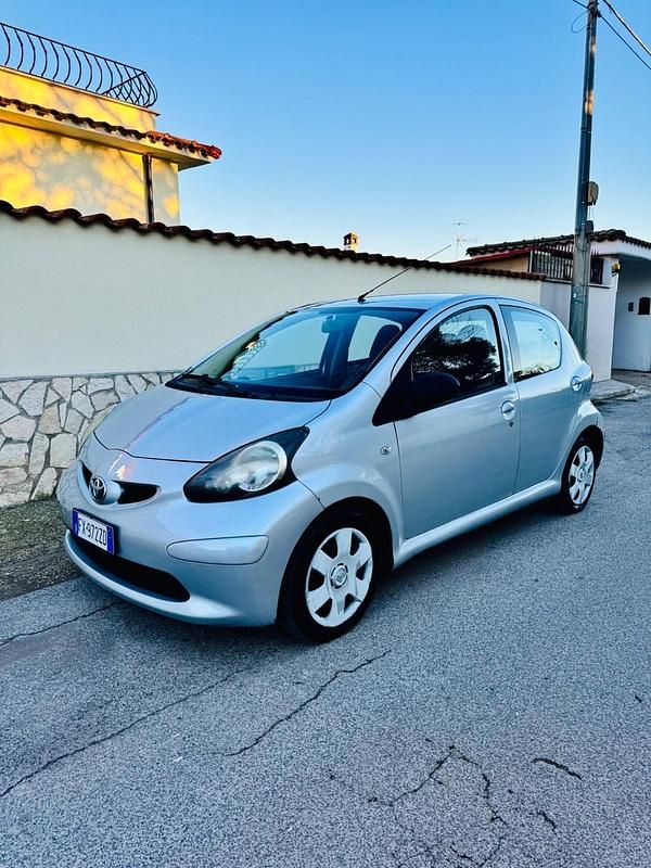 Argento Usata 2007 Toyota Aygo Due volumi | 2550 € (Ottimo prezzo) - Immagine 1/4