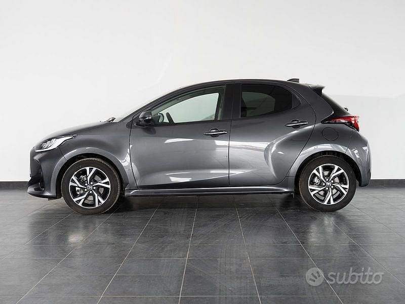 Usata Toyota Yaris Hybrid Trend 115 CV (84 kW) 2024 Grigio Berlina