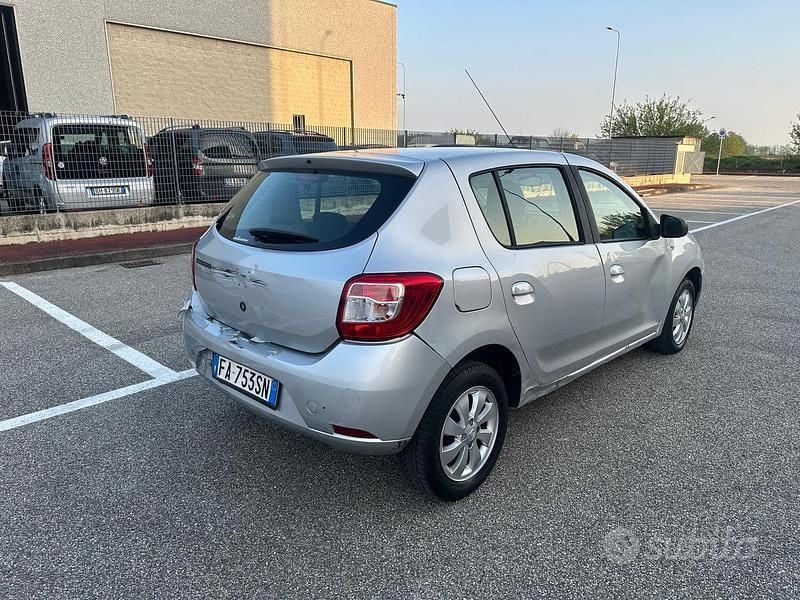 Usata Dacia Sandero Ambiance 75 CV (55 kW) 2015 Grigio Berlina