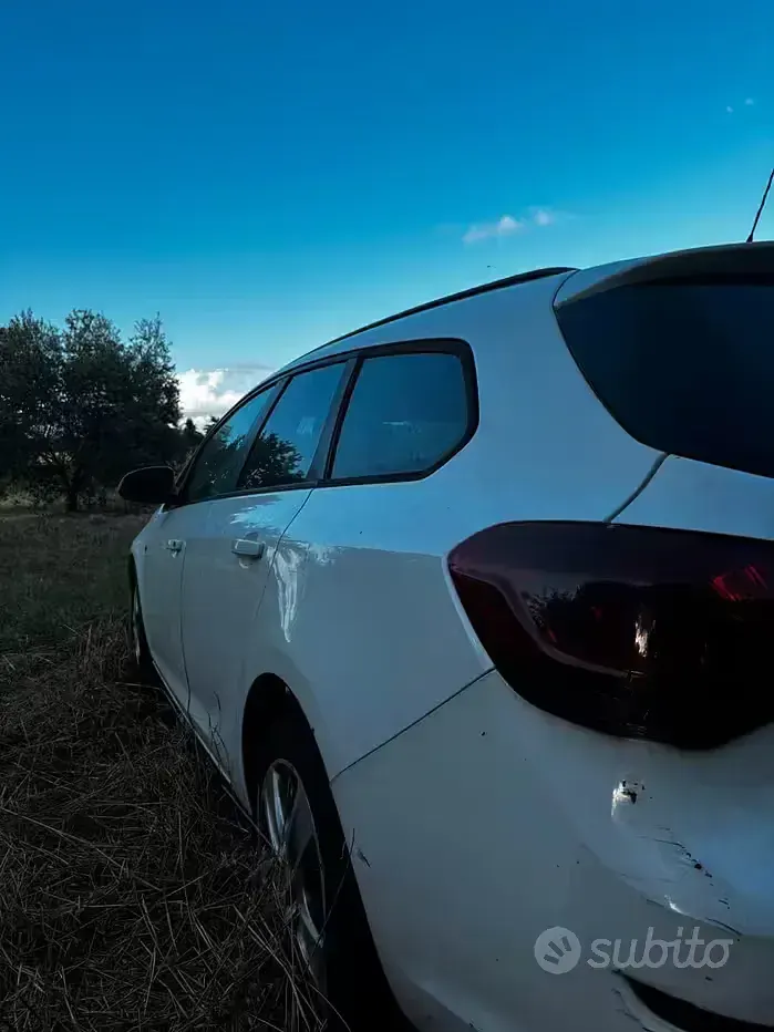 Usata Opel Astra 110 CV (80 kW) 2011 Bianco Station wagon