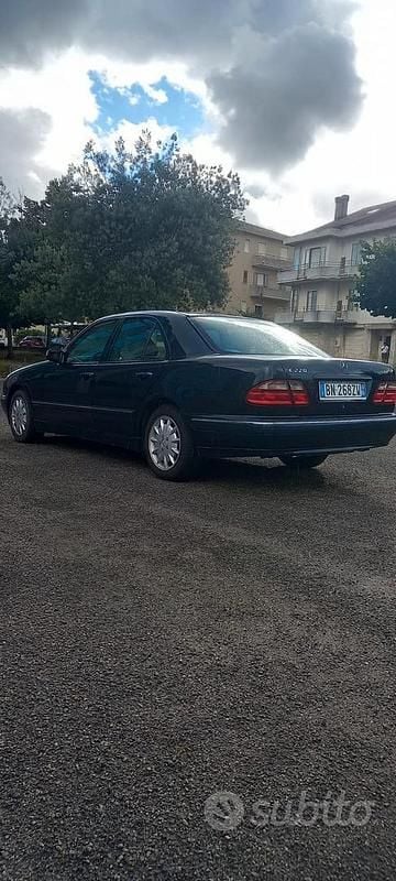 Usata Mercedes E220 143 CV (105 kW) 2000 Blu Berlina