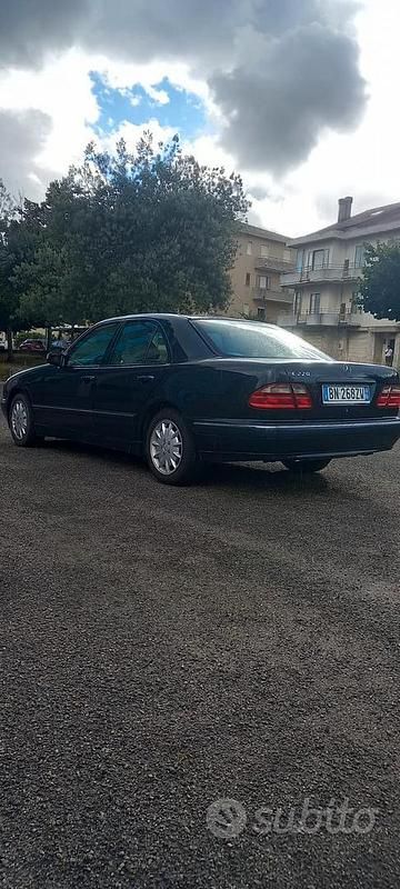 Usata Mercedes E220 2000 Blu Berlina