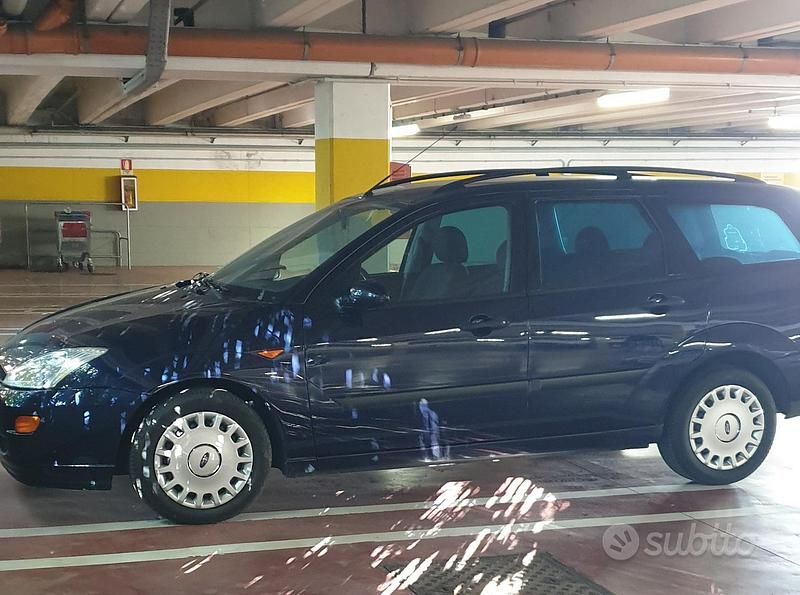 Usata Ford Focus 100 CV (73 kW) 2000 Blu Station wagon