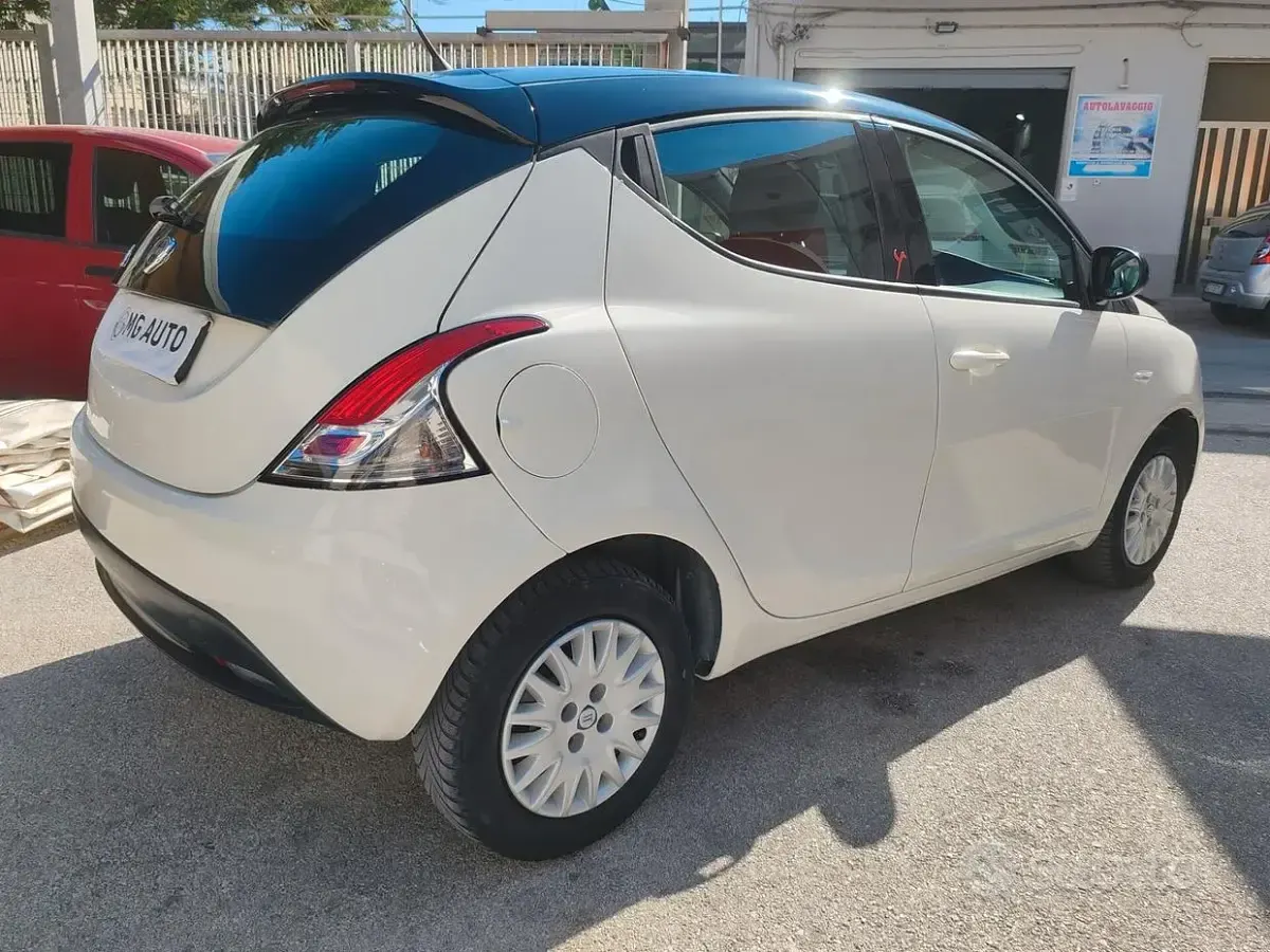Usata Lancia Ypsilon Gold 69 CV (50 kW) 2015 Bianco Utilitaria