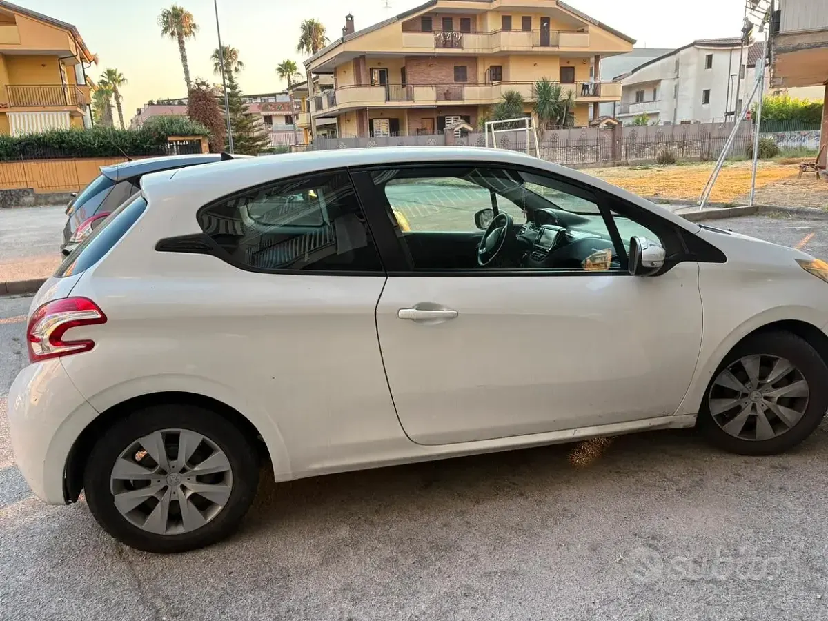 Usata Peugeot 208 82 CV (60 kW) 2012 Bianco Utilitaria