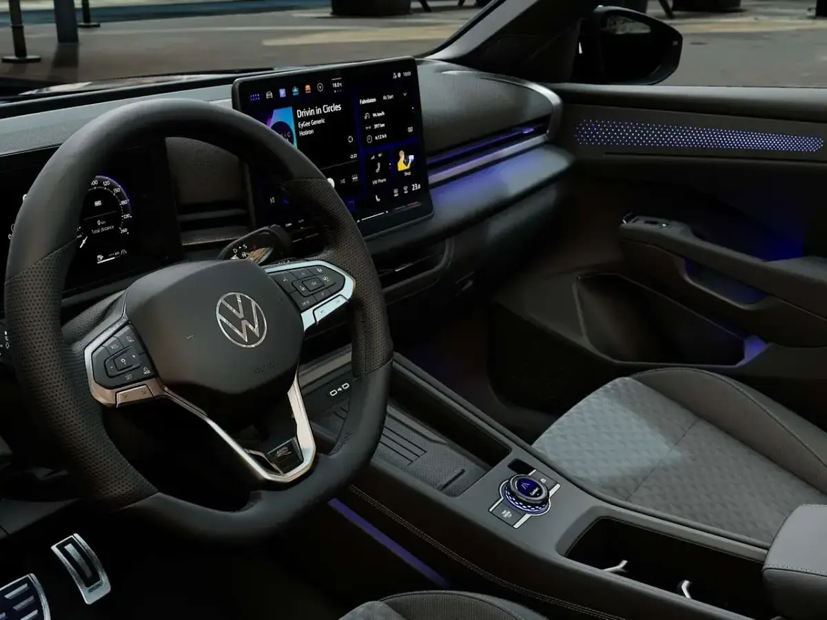 Nuova VW T-Roc R-line 150 CV (110 kW) 2026 Grenadill black metallizzato SUV