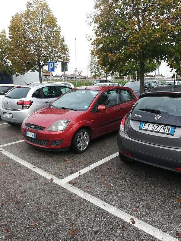 Usata Ford Fiesta Ghia 75 CV (55 kW) 2005 Utilitaria