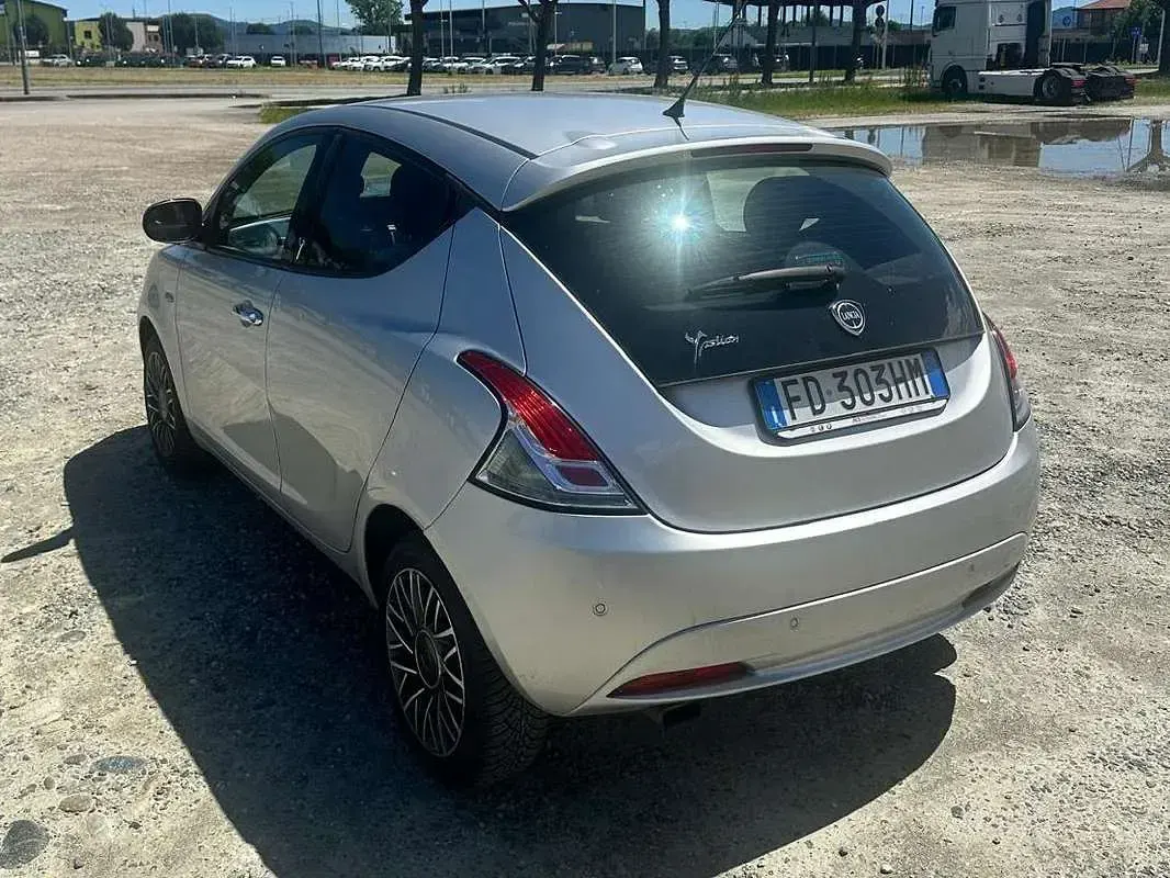 Usata Lancia Ypsilon Silver 69 CV (50 kW) 2016 Argento Utilitaria