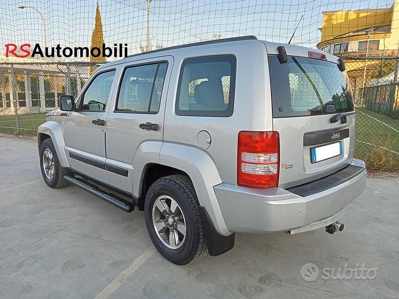 Usata Jeep Cherokee Sport 177 CV (130 kW) 2009 Grigio SUV