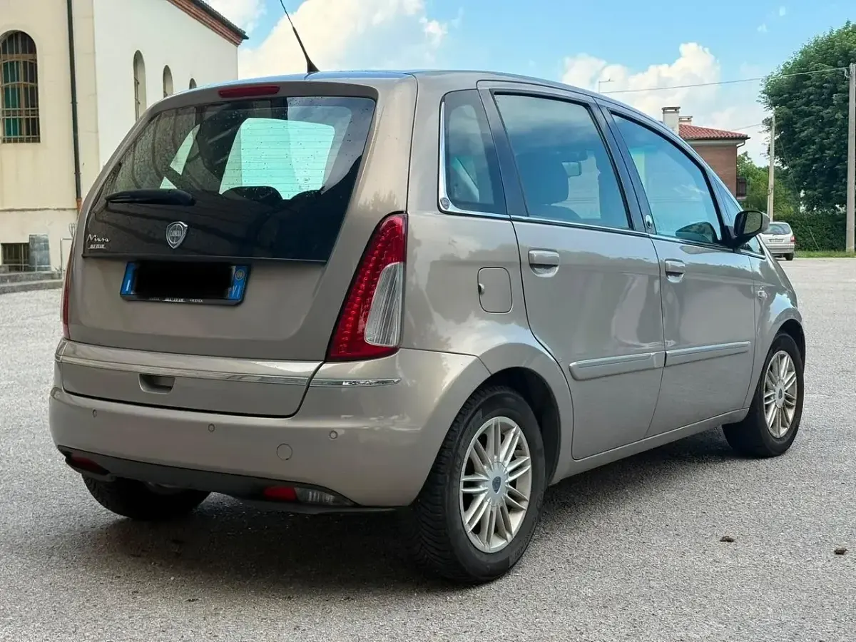 Usata Lancia Musa 77 CV (56 kW) 2009 Argento Monovolume