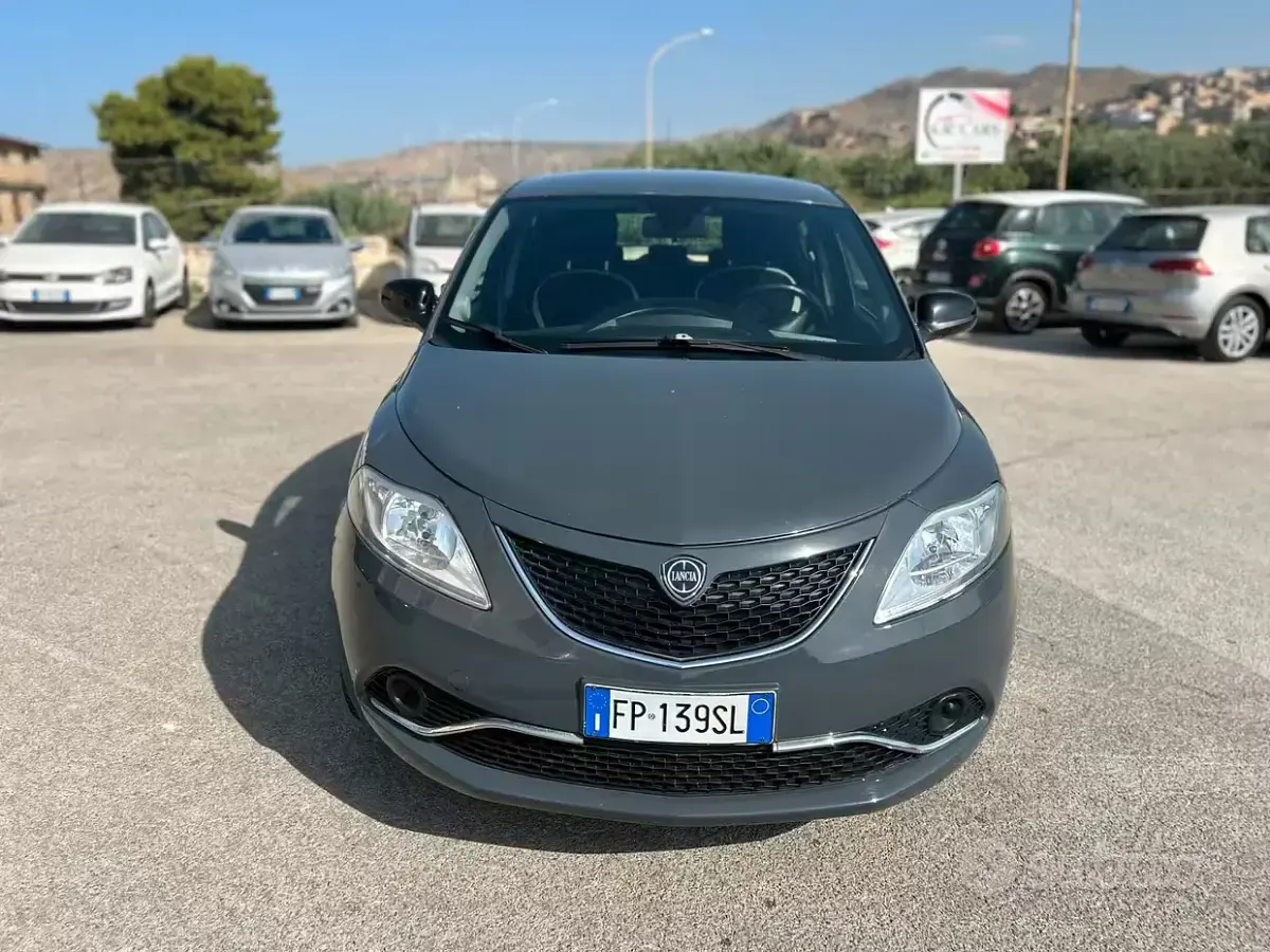 Usata Lancia Ypsilon Platinum 69 CV (50 kW) 2018 Grigio Utilitaria