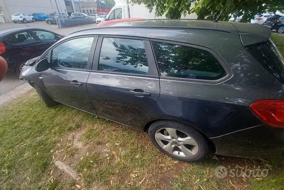 Usata Opel Astra 80 CV (58 kW) 2011 Marrone Station wagon