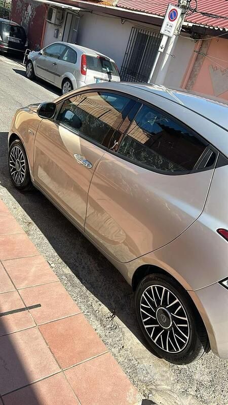 Usata 2012 Lancia Ypsilon Due volumi | 6500 € (Cara) - Immagine 1/4