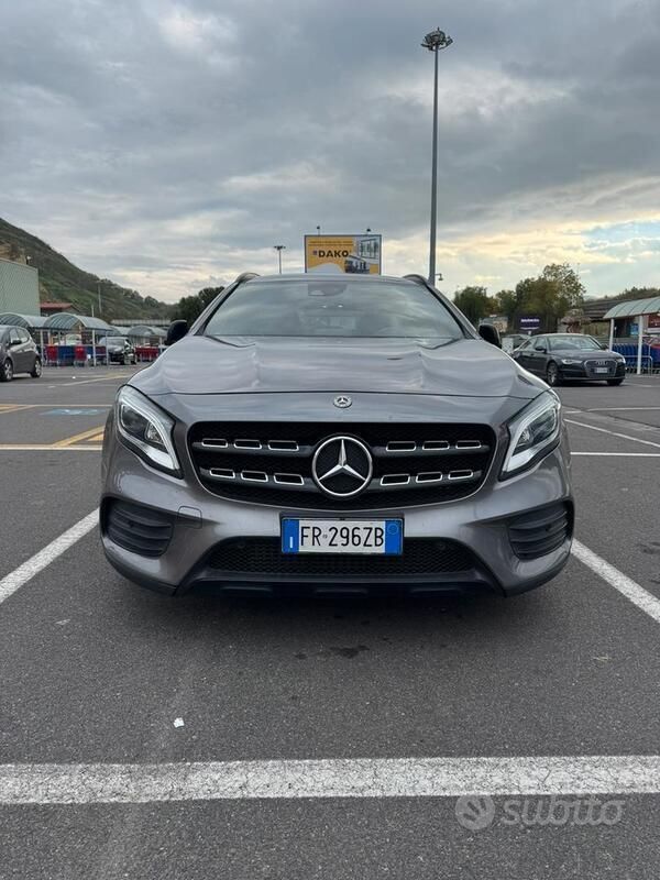 Grigio Usata 2018 Mercedes GLA200 Premium SUV | 20.900 € (Buon prezzo) - Immagine 1/4