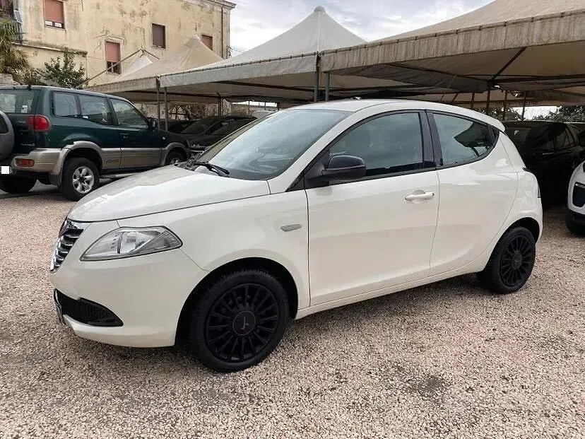 Usata Lancia Ypsilon 69 CV (50 kW) 2013 Bianco Utilitaria