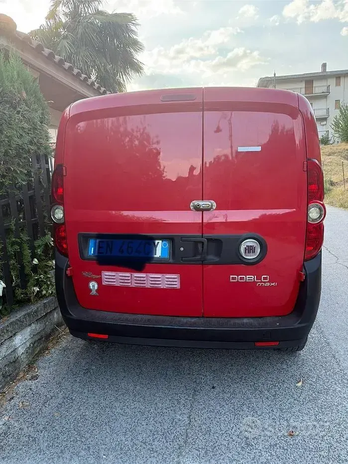 Usata Fiat Doblò 105 CV (77 kW) 2012 Rosso Monovolume