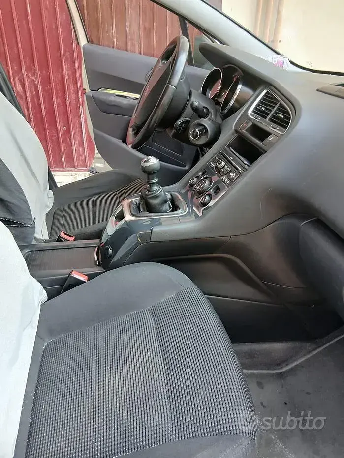 Usata Peugeot 5008 112 CV (82 kW) 2012 Grigio Monovolume