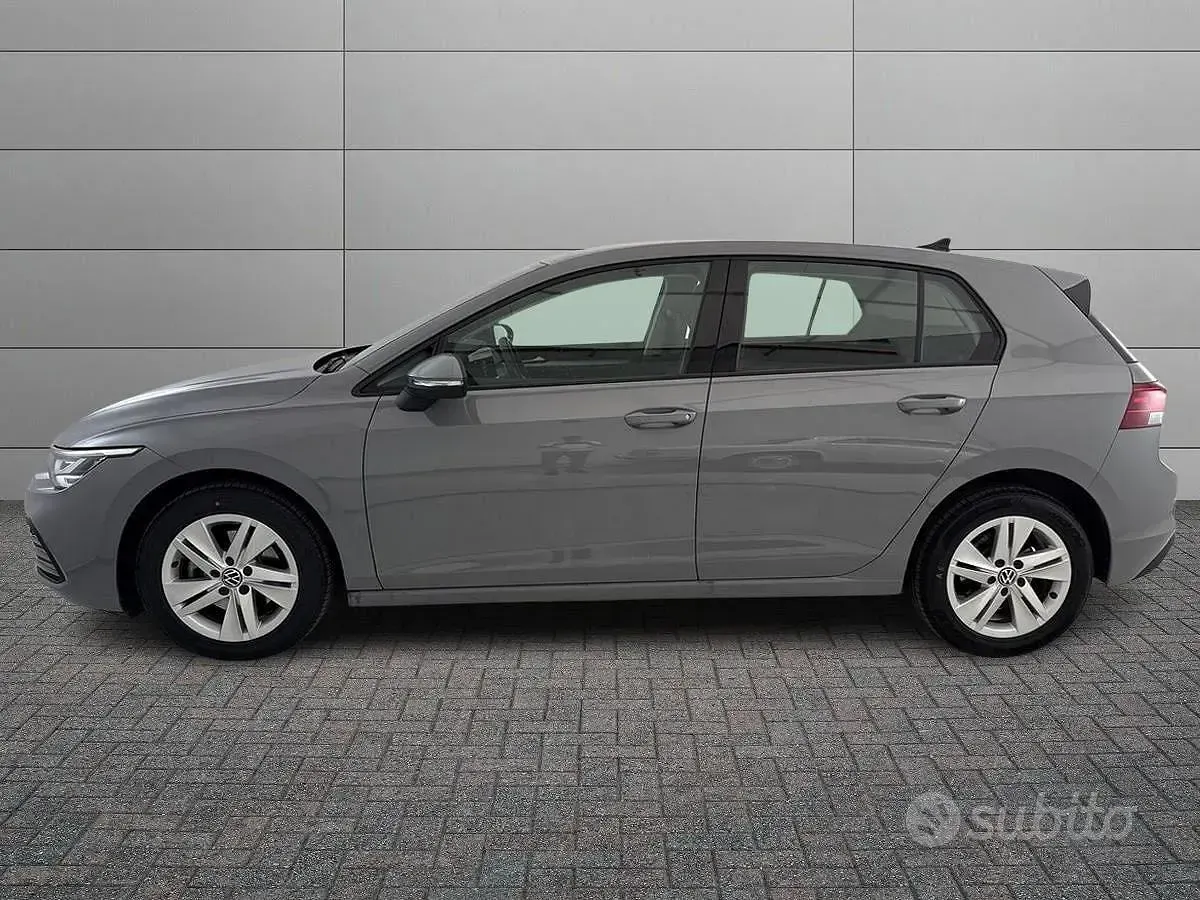 Usata VW Golf VIII Life 116 CV (85 kW) 2023 Grigio Berlina