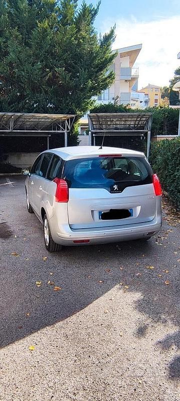Usado Peugeot 5008 Active 115 HP (84 kW) 2013 Cinzento Sedan