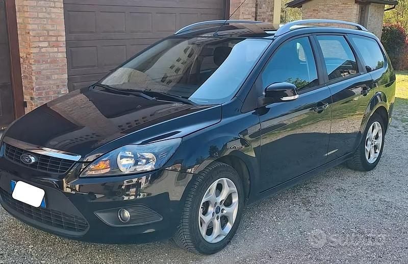 Begagnad Ford Focus 2011 Svart Kombi