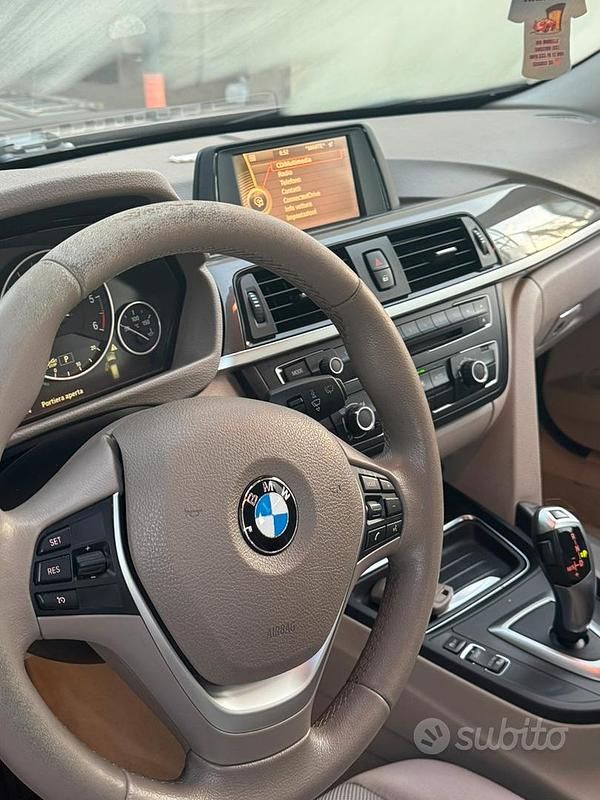 Begagnad BMW 318 90 HK (66 kW) 2013 Brun Kombi